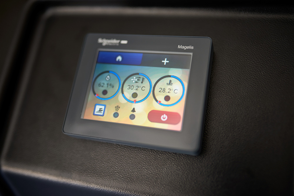 ovládání s 3,5" dotykovým rozhraním